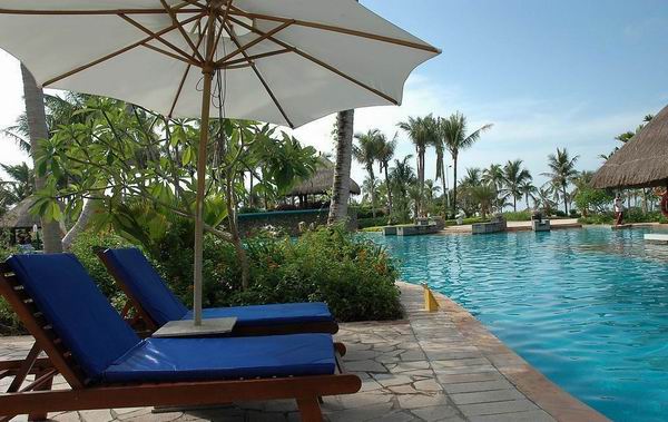 度假村户外游泳池